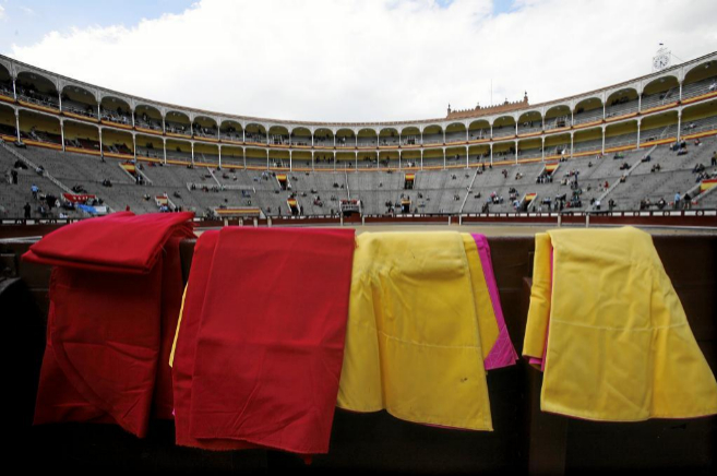 Suavemente Opaco Transporte Por qué el capote de los toreros es rosa y amarillo? | Visitas a la Plaza  de Toros de Las Ventas Madrid